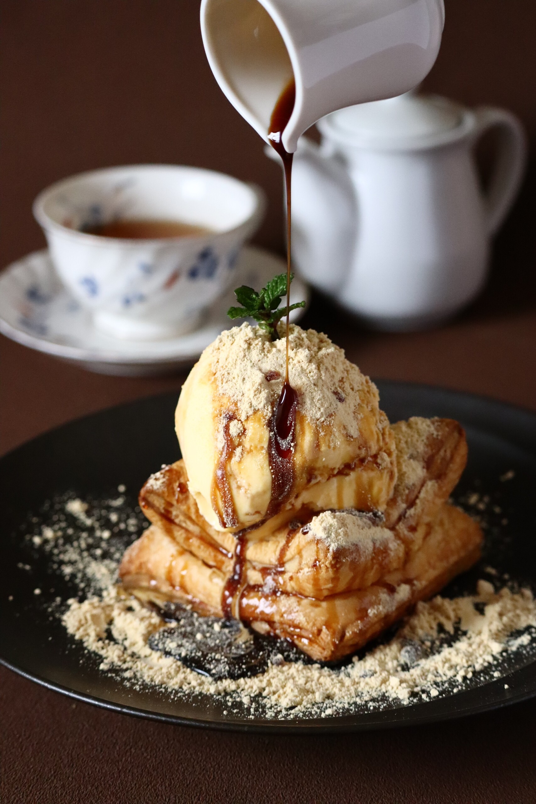 焼きたてアップルパイ　バニラアイスのせ　黒蜜きなこ